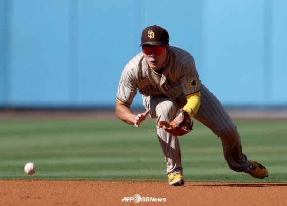 김하성이 지난 8월 7일(현지시간) LA 다저스와 경기서 2회 맥스 먼시의 땅볼 타구를 처리하고 있다. /AFPBBNews=뉴스1