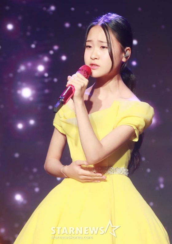 가수 김다현이 2일 오후 서울 강남구 일지아트홀에서 진행된 정규 2집앨범 '열 다섯' 쇼케이스에서 신곡을 선보이고 있다. 이번 앨범에는 타이틀곡 '엄마', '어즈버', '이젠 알겠더이다'를 비롯해 총 19곡이 수록됐다. /2023.02.02 /사진=이동훈 기자 photoguy@