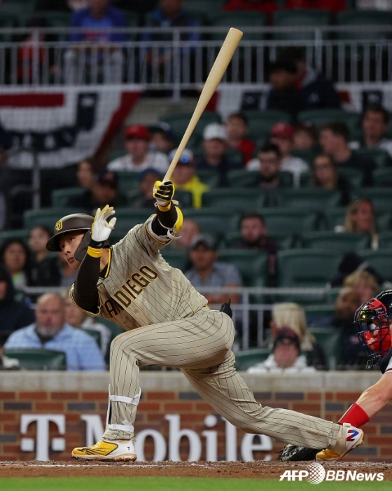 김하성이 10일(한국시간) 미국 조지아주 애틀랜타, 트루이스트 파크에서 열린 애틀랜타 브레이브스와 2023 메이저리그 원정 경기에서 5회초 1사 3루에서 루카스 루트지를 상대로 시즌 2호포를 때려내고 있다.