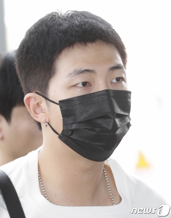 (인천공항=뉴스1) 권현진 기자 = 방탄소년단(BTS) RM이 해외 일정을 위해 31일 인천국제공항에 도착해 일본으로 출국하고 있다. 2023.7.31/뉴스1 Copyright (C) 뉴스1. All rights reserved. 무단 전재 및 재배포 금지.