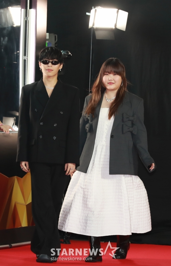 악뮤(AKMU) 이찬혁, 이수현이 14일 필리핀 아레나에서 열린 '2023 아시아 아티스트 어워즈 인 필리핀'(2023 Asia Artist Awards IN THE PHIPPINES, 이하 '2023 AAA') 레드카펫 행사에 참석해 포즈를 취하고 있다. 2023.12.14 /사진=이동훈