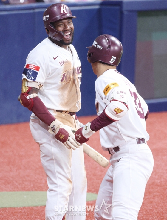'2024 신한 SOL 뱅크 KBO리그' 키움-NC전이 23일 서울 고척스카이돔에서 열렸다. 키움 김휘집이 5회말 무사에서 좌월 1점 홈런을 날리고 홈인한 후 도슨과 기쁨을 나누고 있다. /사진=김진경 대기자