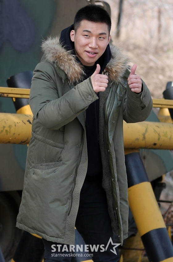 그룹 빅뱅 대성이 13일 오후 강원도 화천군 27사단 이기자 부대 신병교육대에 입소하고 있다. /사진=김창현 기자 chmt@