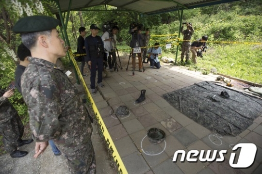 예비군 총기 난사 사건 발생 다음 날인 14일 오후 서울 서초구 내곡동 강동·송파 예비군 훈련장 내 사고현장인 예비군사격장에 벗겨진 헬멧과 군화가 당시 모습그대로 보존되어 있다. /사진=뉴스1