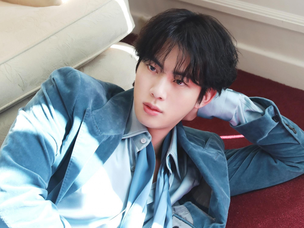 전 세계 물들인 'HAPPY JIN DAY'..방탄소년단 진 팬들 눈부신 생일 서포트 | 스타뉴스