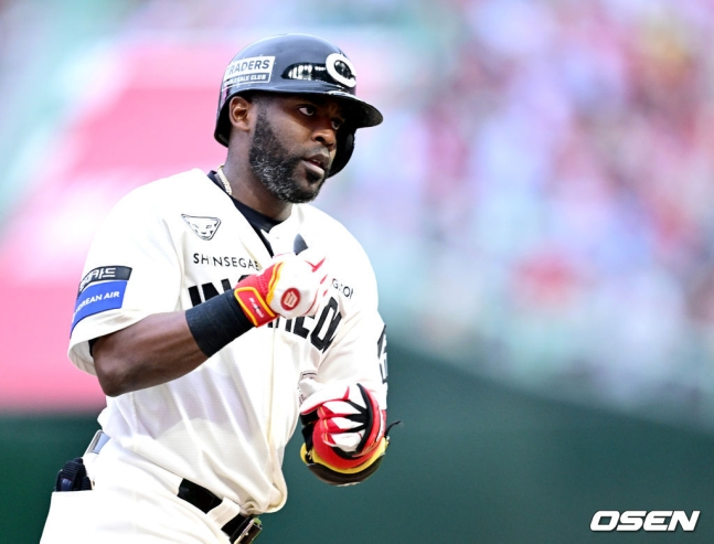 홈런을 쏘아올린 에레디아.