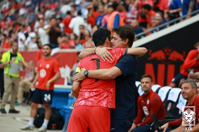 손흥민(왼쪽)과 마우리시오 포체티노 미국 축구대표팀 감독이 포옹을 나누고 있다. /사진=대한축구협회 제공