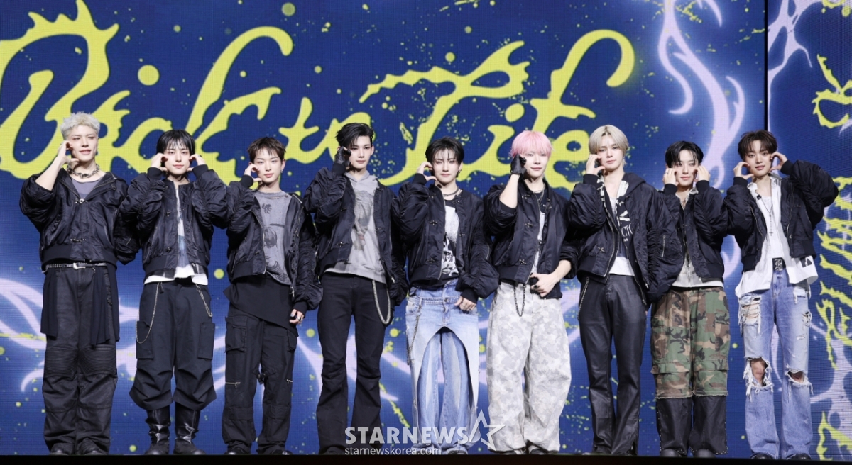 그룹 앤팀(&TEAM)이 28일 서울 용산구 블루스퀘어에서 진행된 한국 데뷔 앨범 발매 기념 쇼케이스에서 포즈를 취하고 있다. /2025.10.28 /사진=김휘선 hwijpg@