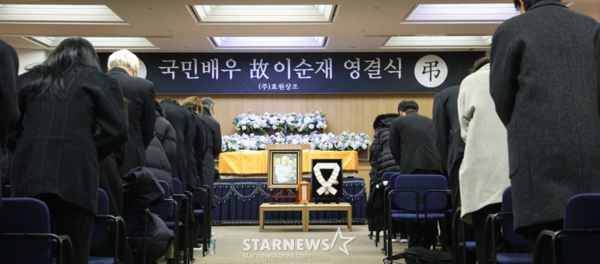 배우 고(故) 이순재의 영결식이 27일 서울 송파구 서울아산병원 장례식장에서 엄수됐다. 서울대학교 철학과를 졸업한 故 이순재는 1956년 연극 '지평선 넘어'로 데뷔했다. 1965년 TBC 1기 전속 배우로 활동했으며, '동의보감', '목욕탕집 남자들', '허준' 등 생전 140편에 달하는 드라마에 출연했다. /2025.11.27 /사진=김휘선 hwijpg@