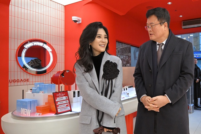 이부진(왼쪽) 한국방문의해위원회 위원장과 김대현 문화체육관광부 제2차관이 17일 서울 중구 명동 커뮤니티하우스 마실에서 열린 ‘2026 코리아그랜드세일’ 개막행사를 마치고 함께 명동 상점을 돌며 현장을 살펴보고 있다. /사진=한국방문의해위원회 제공   