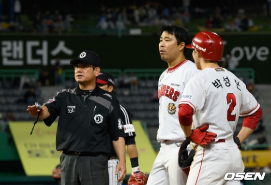 SSG 한유섬(가운데)이 21일 인천 LG전 8회말 1사 만루에서 태그 아웃 판정을 받은 뒤 아쉬움을 나타내고 있다.