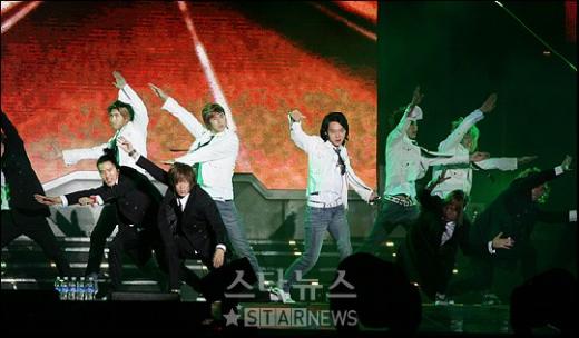 쇼케이스를 벌이고 있는 동방신기 ⓒ<홍기원 인턴기자 xanadu@>