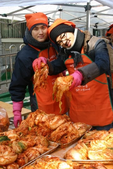 사랑의 김치를 담그고 있는 윤성호(왼쪽)와 허승재 <사진제공=굿네이버스>
