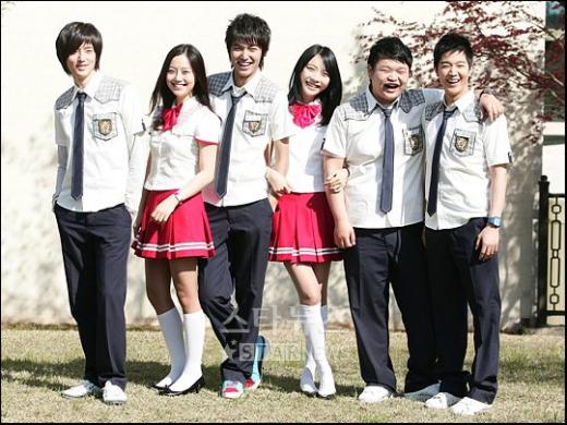 ↑권세인, 문채원, 이민, 정윤조, 고규필, 장태훈(왼쪽부터)