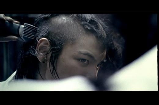 레드락 'Hello' 뮤직비디오에서 삭발하는 T.O.P