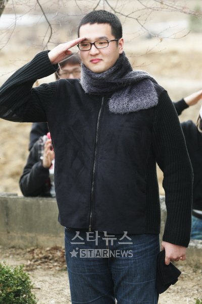 ⓒ<김태우가 3월20일 강원도 춘천 102보충대로 입대하기 전 취재진에게 거수경례를 하고 있다. 머니투데이 스타뉴스>