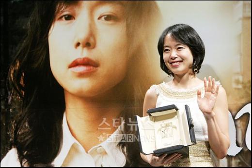 지난 5월30일 제60회 칸 국제영화제에서 영화 '밀양'으로 여우주연상을 수상한 전도연이 귀국 기자회견을 가졌다. ⓒ 사진=임성균 기자