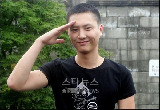 손성희가 입대 전 팬들을 향해 거수경례를 하고 있다. ⓒ춘천=김병관 기자