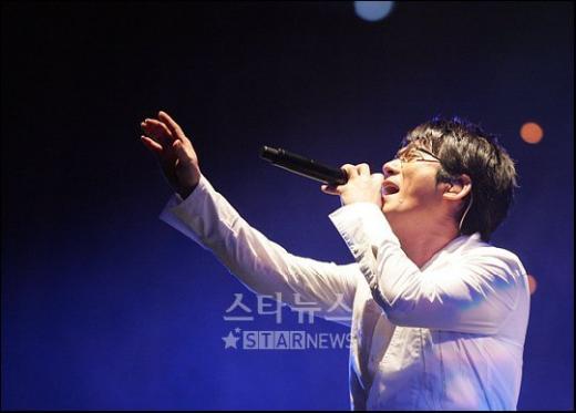 '서머 빅4 콘서트'에서 열창하는 신승훈 ⓒ김병관 기자