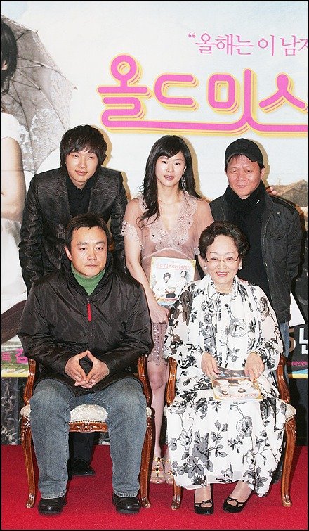케이블채널 드라맥스의 '올드미스다이어리'가 부모에 대한 패륜행위로 방송중지 처분을 받았다. 사진은 영화판 '올드 미스 다이어리' 출연진 ⓒ머니투데이 스타뉴스