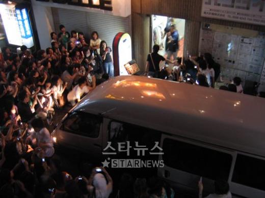 신혜성이 쫑파티 현장을 가득 메운 팬들로 스태프의 도움을 받아 이동하고 있다. ⓒ머니투데이 스타뉴스