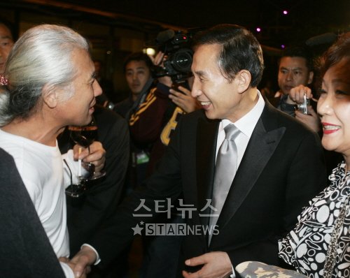 개막식 파티에 참석한 이명박 후보가 영화인들과 악수를 하고 있다.