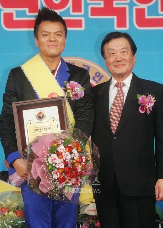 '올해의 자랑스런 한국인상'을 수상한 박진영과 한국언론인연합회 서정우 회장 ⓒ김병관 기자 rainkim23@