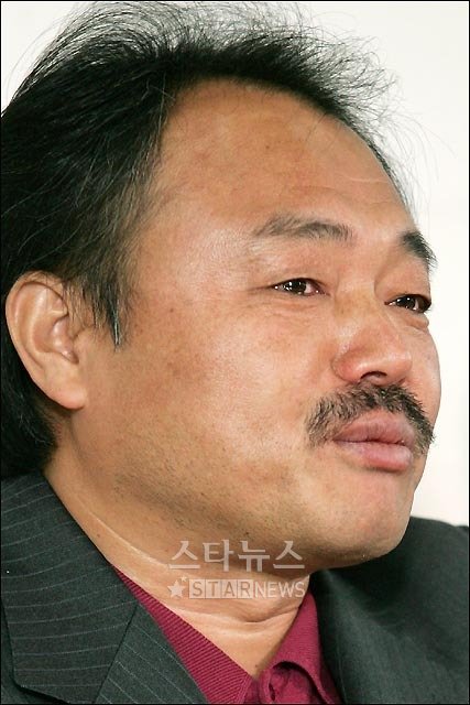 국회의원 불출마 선언 기자회견 중 눈물을 보인 김흥국 ⓒ홍기원 기자