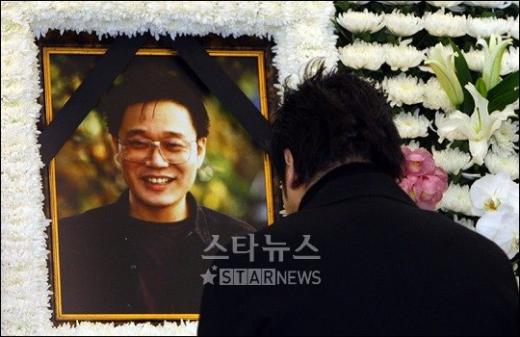 가수 이문세가 고 이영훈의 영정 앞에서 추모기도를 하고 있다. ⓒ이명근 기자