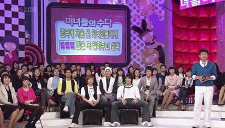 4월16일 KBS'미녀들의수다'에서 '쩍벌남' 자세로 방송한 KCM과 슈퍼주니어 이특(출처 방송캡처)