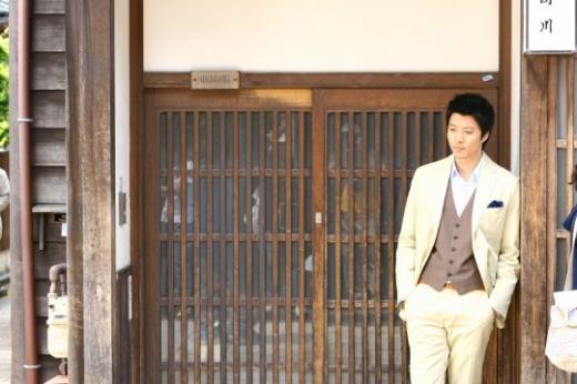 일본 가나자와 시에서 MBC 드라마 '밤이면 밤마다' 촬영 중인 이동건. <사진제공=MBC>