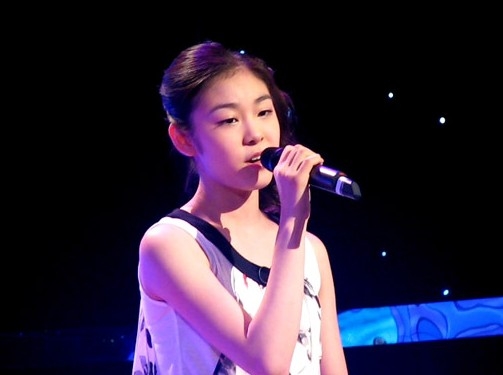 ↑SBS '더 스타쇼'에 출연해 노래를 부르고 있는 김연아 선수. 사진=SBS