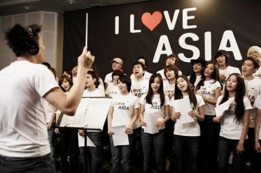 ↑29일 '아이 러브 아시아'를 합창하고 있는 한국 스타들 <사진제공=JC그룹코리아, JYP엔터테인먼트>