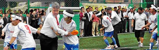 ↑지난해 7월 11일 '제1호 히딩크 드림필드' 준공식에 참석한 거스 히딩크 감독이 충주 성심맹아원 축구단과 축구경기를 하고 있다. <사진제공='거스 히딩크 재단'>