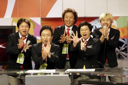 '무한도전' 팀이 베이징에서 만난 사람들에게 나눠준 부채 ⓒ머니투데이 스타뉴스