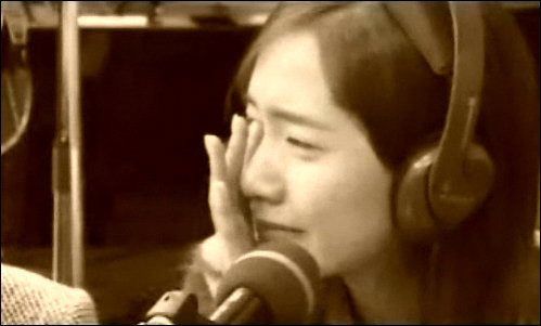 MBC FM4U '강인 태연의 친한친구'에 출연해 눈물을 흘린 윤아 <사진출처=화면캡처>