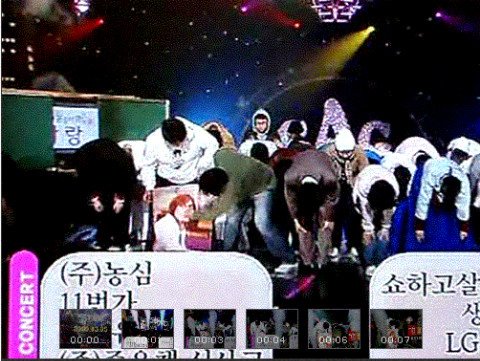 ↑한 네티즌이 캡처에 올린 사진. '개그콘서트' 마지막 장면에서 김준현이 김현중의 사진을 손으로 치고 있다