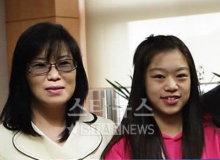 ↑김나영 선수(사진왼쪽)과 어머니 신금숙씨
