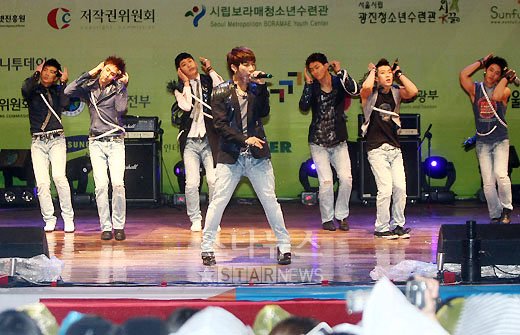 ↑그룹 2PM이 2009 U클린 청소년 문화마당에서 멋진 무대를 펼치고 있다. ⓒ<임성균 기자 tjdrbs23@>