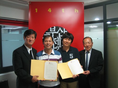 ⓒ왼쪽부터 이용관 부산국제영화제 공동집행위원장,고영재 대표,이충렬 감독,김동호 위원장.