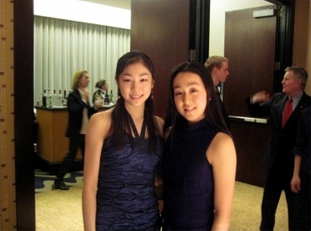 ↑ 김연아(19·고려대) 선수의 미니홈피에 공개된 아사다 마오(19·일본) 선수와 함께 한 모습.