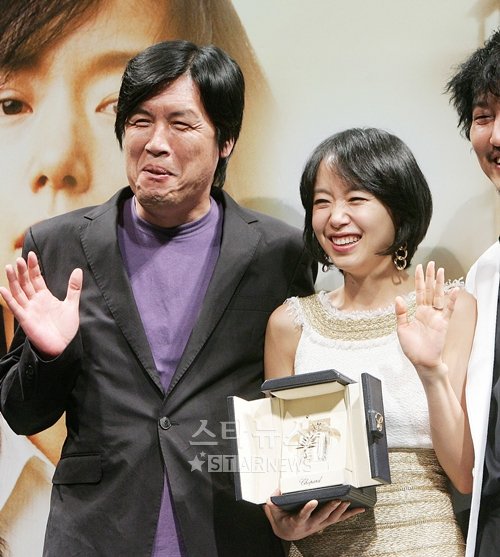 2007년 칸 국제영화제 수상 후 귀국 기자회견에 참석한 이창동 감독과 전도연 ⓒ머니투데이 스타뉴스