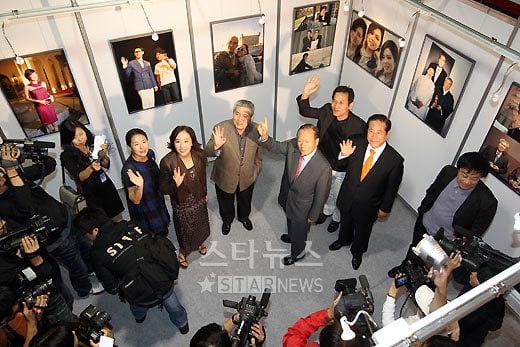 김동호 부산국제영화제 집행위원장이 6일 저녁 부산 해운대 PIFF 빌리지 PIFF 파빌리온에서 '열정-김동호 & Friends' 사진전의 오픈식을 갖는 가운데 배우 안성기, 예지원, 강수연, 임권택 감독이 축하하고 있다. 홍봉진 기자
