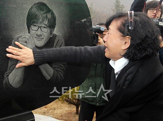 고 최진영의 어머니 정옥숙씨가 29일 오전 경기도 양평 갑산공원에서 열린 1주기 추도식에서 고인의 얼굴이 새겨진 봉안묘비를 어루만지며 눈물을 흘리고 있다 ⓒ사진양평(경기)=홍봉진 기자