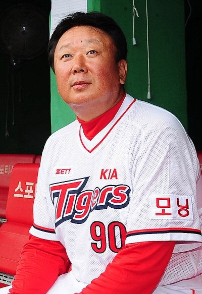 ↑ 21일 오후 광주구장에서 열린 선동렬 신인감독과 KIA 선수단의 상견례 자리에서 선동렬 감독이 덕아웃에 앉아 그라운드를 바라보고 있다. ⓒ 사진제공= OSEN