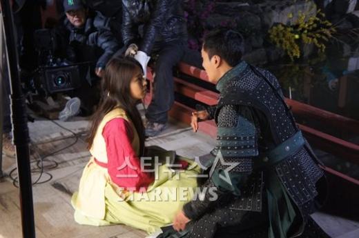 MBC '무신' 촬영현장 홍아름(왼쪽)과 김주혁 ⓒ사진=BH엔터테인먼트 제공