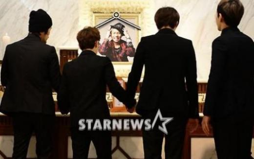 고 임윤택의 영정 앞에 선 울랄라세션 멤버들 ⓒ사진=공동취재단