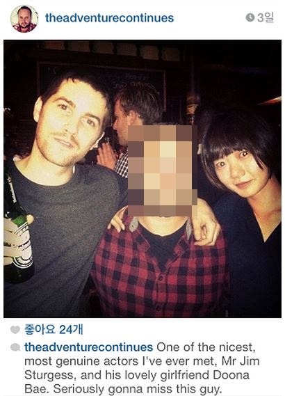 할리우드 배우 짐 스터케스(왼쪽)가 배두나와 함께 찍은 사진 /출처=온라인 커뮤니티