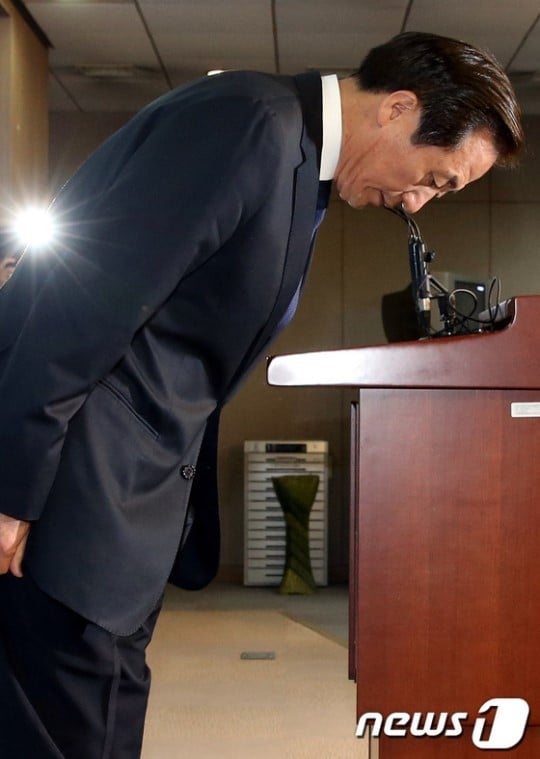 정몽준 의원이 21일 오전 서울 여의도 국회 정론관에서 아들이 페이스북에 세월호 침몰 사고와 관련해 부적절한 글을 올린 것에 대해 사죄하는 기자회견을 하고 있다. /사진=뉴스1