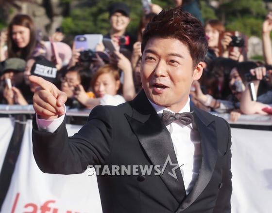지난 27일 오후 서울 동대문구 경희대학교 평화의전당에서 열린 '제50회 백상예술대상 시상식'에서 레드카펫을 밟고 있다. /사진=홍봉진 기자